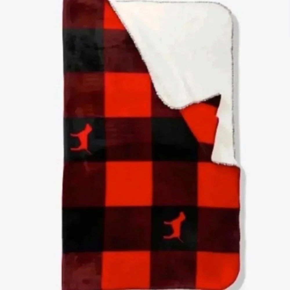 VS PINK Sherpa Blanket Red Black Plaid Perfect Valentine's Day Present NWT - Picture 4 of 13